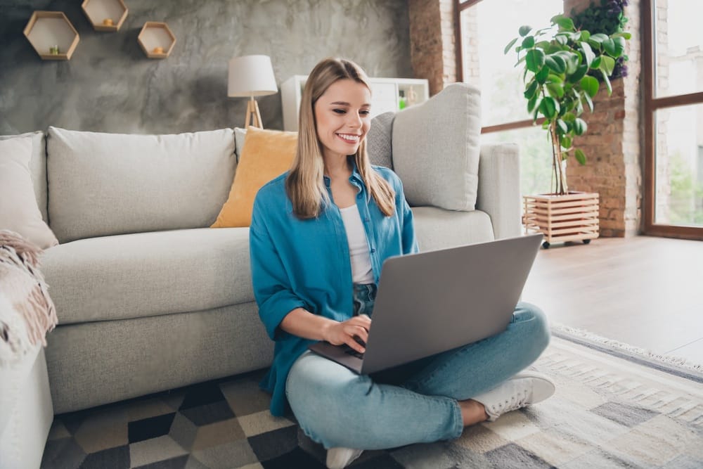 model invatand pe laptop